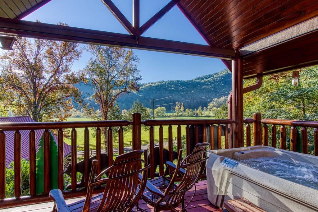 Papa Bear, Hot Tub, Wifi, 1089 Free Tickets Each Paid Day, Dollywood And More Sevierville Εξωτερικό φωτογραφία